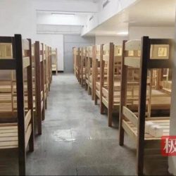 Phụ huynh sốc vì 80 học sinh ở cùng một phòng kí túc xá