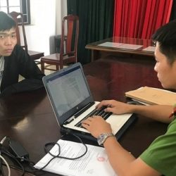 Trộm điện thoại có tiền trong App, “nướng” luôn vào game