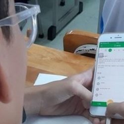 Từ bàn tay lén chơi game dưới ngăn bàn đến xem phim người lớn